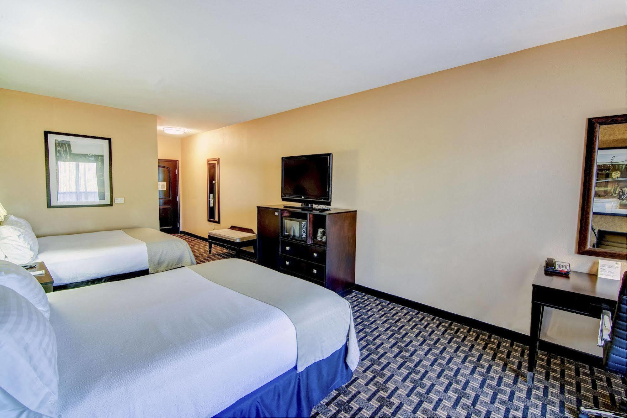 Holiday Inn Arlington Northeast By Ihg Exterior photo